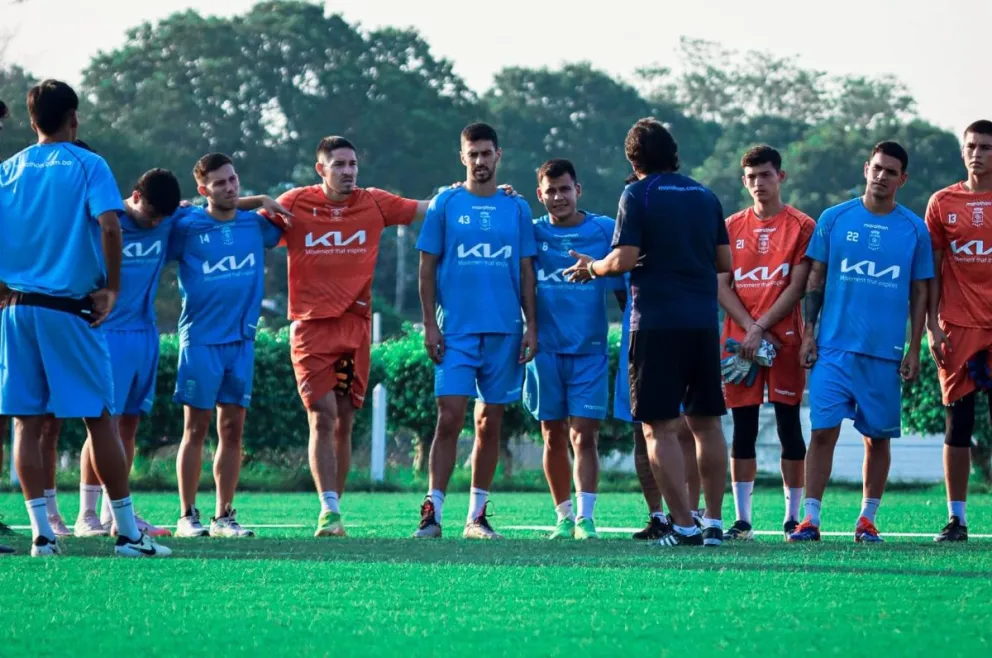 El flamante entrenador de Blooming, Álvaro Peña (de espaldas), conversa con sus jugadores. Foto; club Blooming