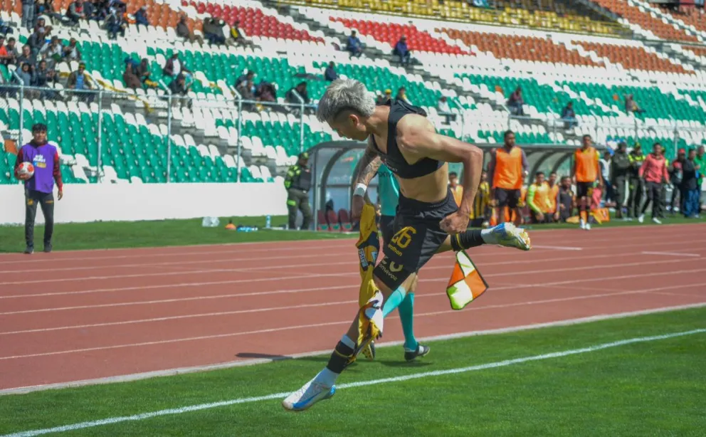 Gabriel Sotomayor celebra el tercer gol que consolidó el triunfo de los atigrados. Foto: Alejandro Apaza