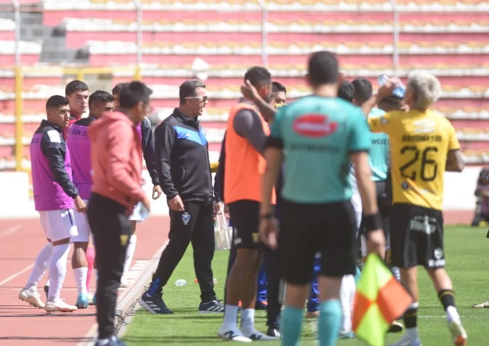 Julio Baldivieso fue duro con su colega de The Strongest en la conferencia de prensa. Foto: APG