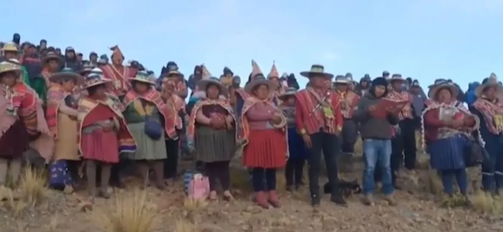 Campesinos que bloquean dos puntos en las carreteras de Potosí. Foto: Captura de video