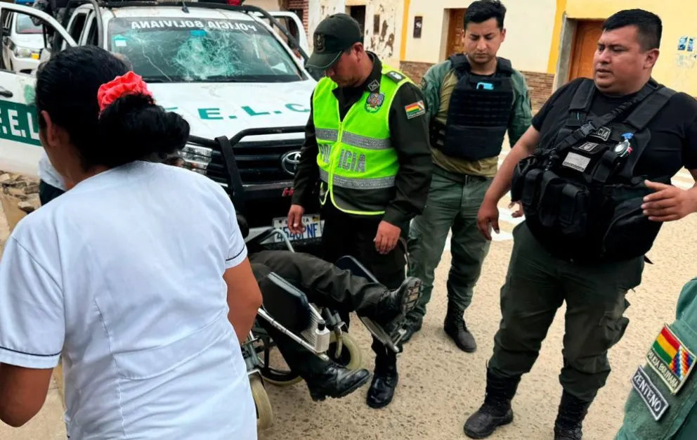 Traslado de uno de los policías heridos, el miércoles, en la localidad de Mairana. Foto: Policía Boliviana