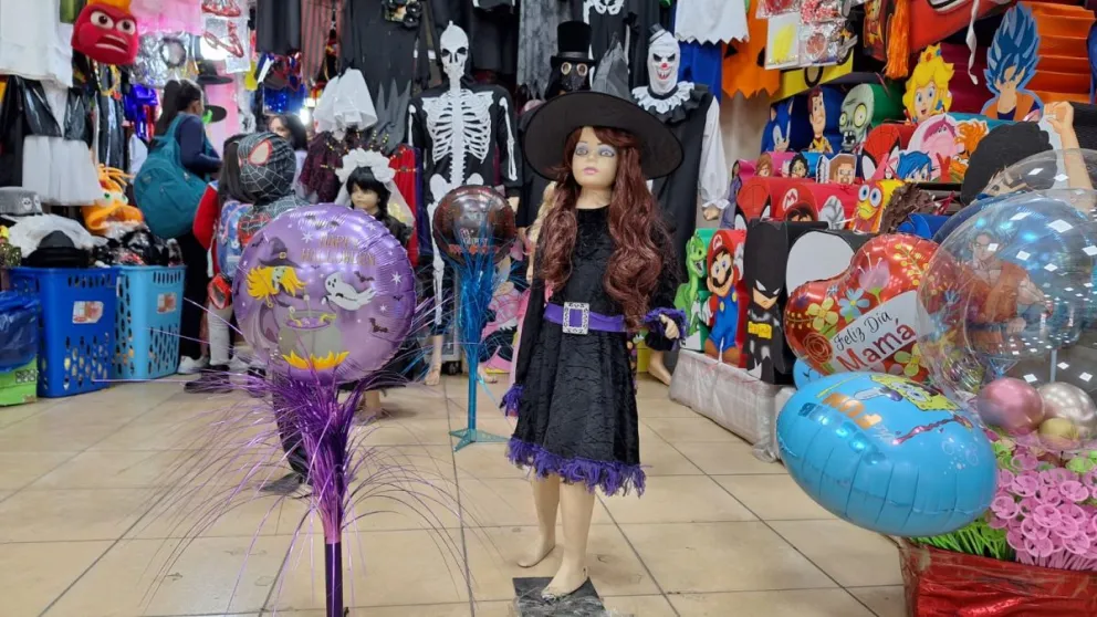 Variedad de disfraces y máscaras para Halloween se ofrece en las galerías de la calle Illampu.