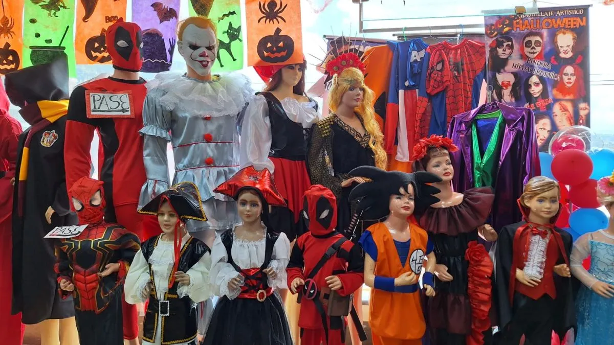 Trajes variados en la tienda de cotillones Lucero. foto M Belmonte 