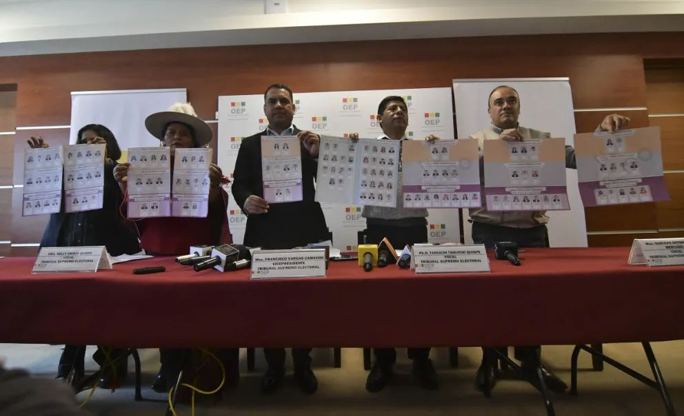 Vocales del TSE muestran las boletas de las Elecciones Judiciales. Foto: APG