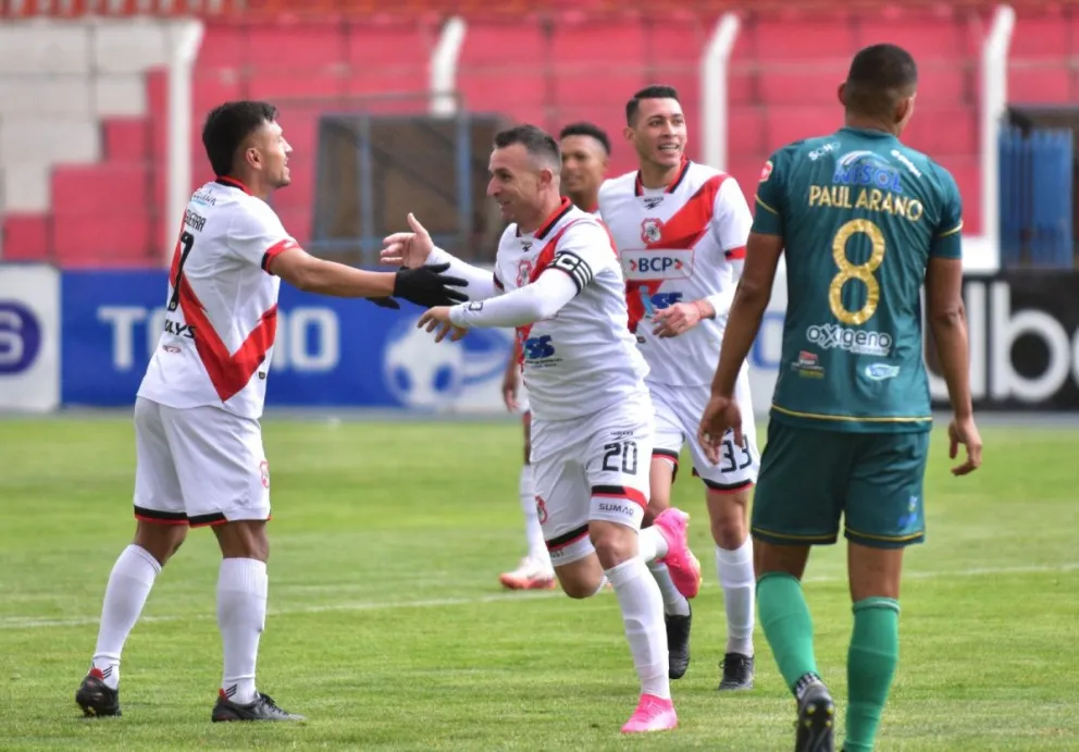 Martín Prost el gol de la victoria de Nacional con sus compañeros. Lo sufre Paul Arano de Tomayapo. Foto: APG