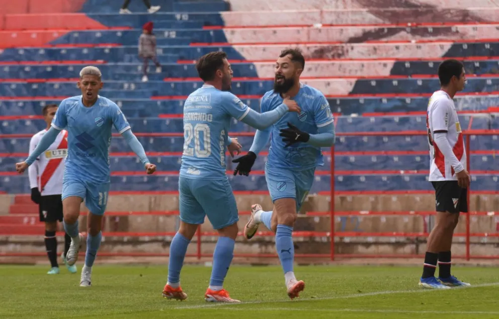 Sávio festeja con sus compañeros por el gol que anotó. Foto: APG.