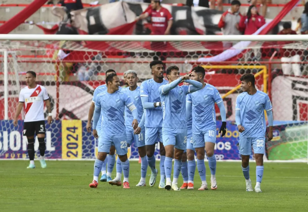 Jesús Sagredo (centro) celebra su tanto en la victoria sobre Always Ready. Foto: APG.