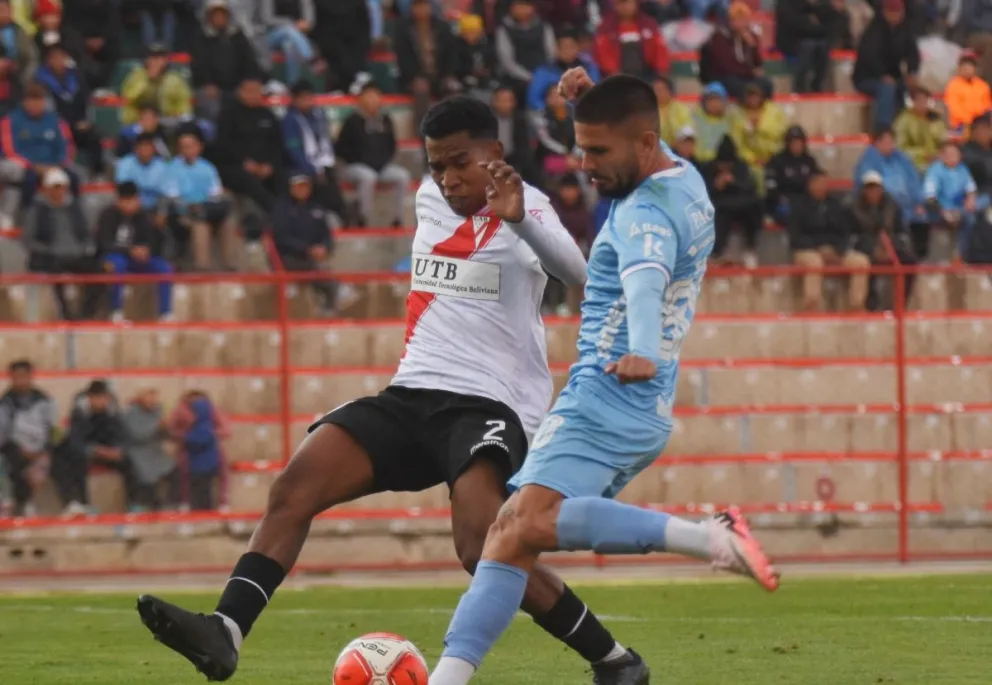 Melgar (der.), de Bolívar, patea la pelota ante la marca de Medina. Foto: APG.