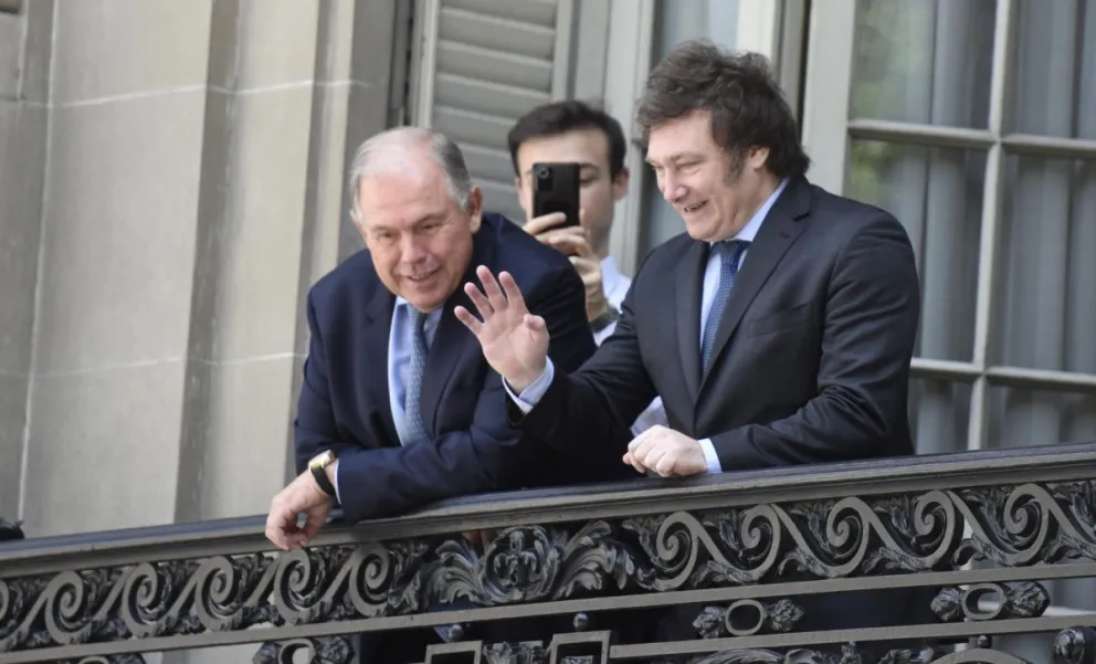 Foto de archivo del 9 de diciembre de 2023 del presidente de Argentina, Javier Milei (d), junto a Gerardo Werthein, desde un balcón del Palacio San Martín en la sede de la Cancillería Argentina, en Buenos Aires. Foto: EFE