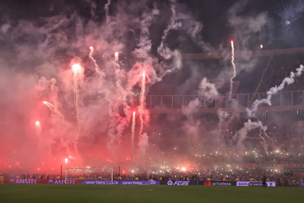 los fuegos artificiales en el estadio Monumental de Buenos Aires previo al partido de Copa. Foto: EFE.