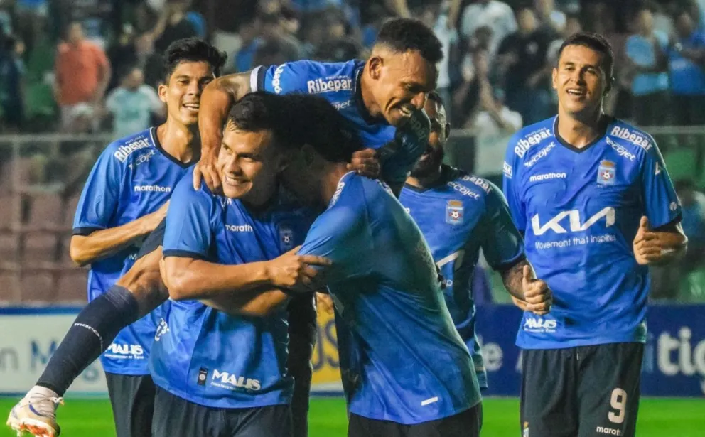 Moisés Villarroel es felicitado por sus compañeros después de convertir el segundo gol de Blooming. Foto: APG