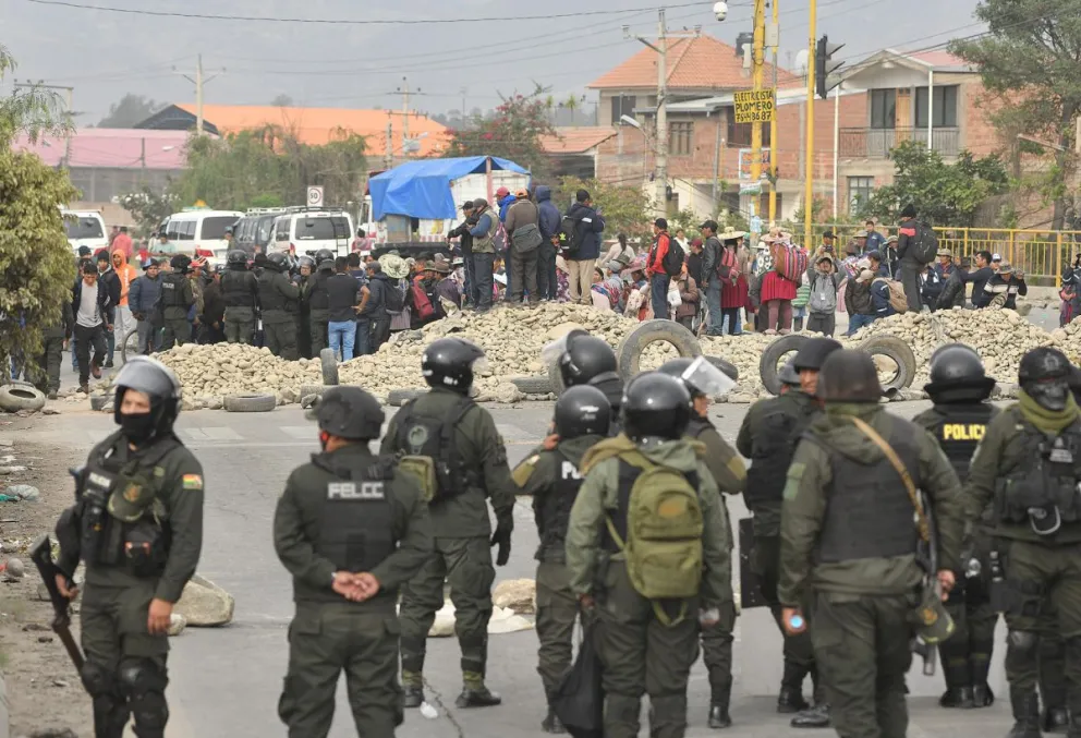 Efectivos policiales se aprestan a intervenir un bloqueo.Foto: Asuntos Centrales