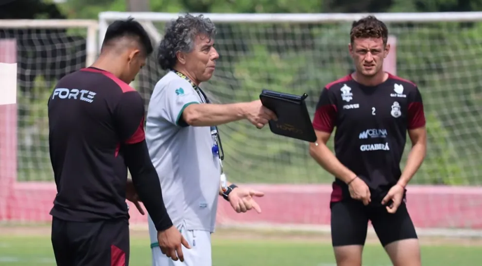 Víctor Hugo Andrada (centro), el nuevo DT de Guabirá, da instrucciones a sus jugadores en el entrenamiento del jueves. Foto: club Guabirá