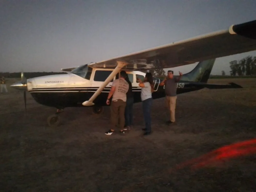 La avioneta, inspeccionada por autoridades argentinas. Foto: @PatoBullrich