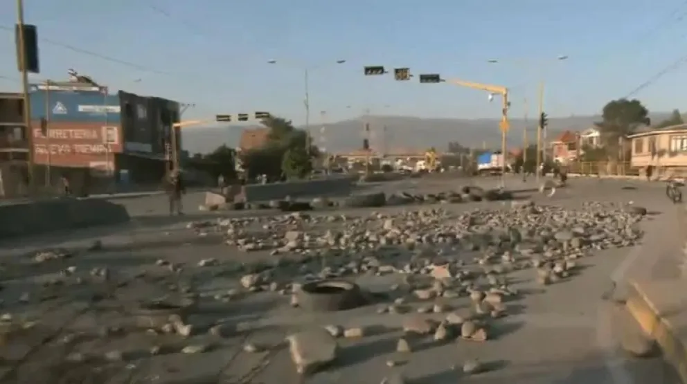 Un sector de la ruta, con piedras y llantas, en Vinto. Foto: Red Uno