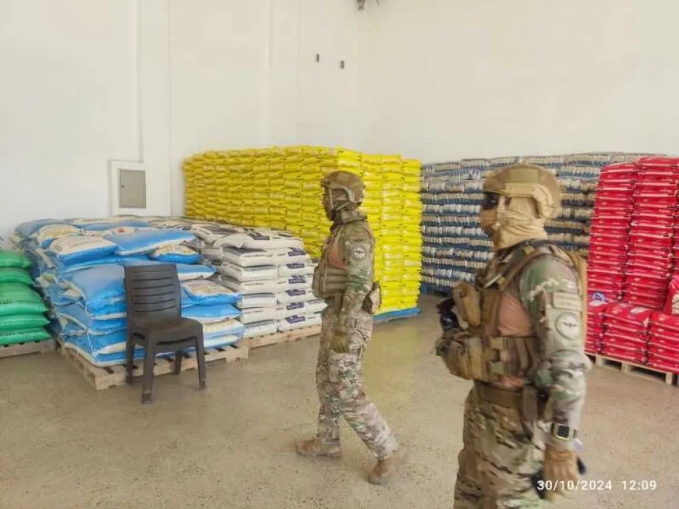 Efectivos militares en medio de productos (imagen referencial). Foto: ABI 