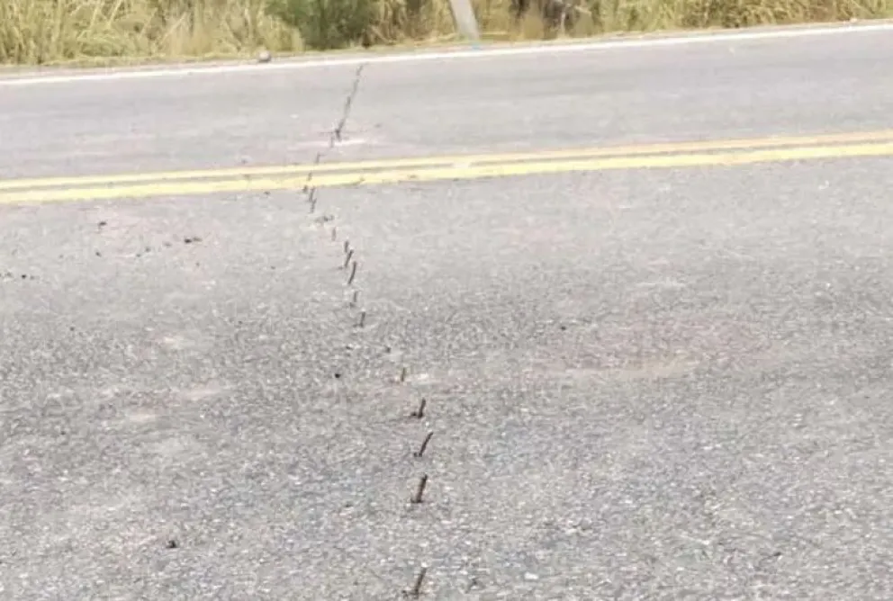 Puntas de fierro en la ruta, en esta imagen que publicaron policías.