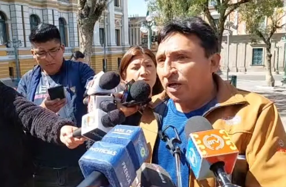 Gregorio Mamani Loayza, en contacto con la prensa, en plaza Murillo, este jueves. Foto: Captura de video 