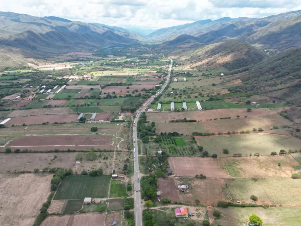 Carretera que pasa por la población de Mairana, en el departamento de Santa Cruz, fue bloqueada por grupos "evistas". Foto: Revista Al Día.