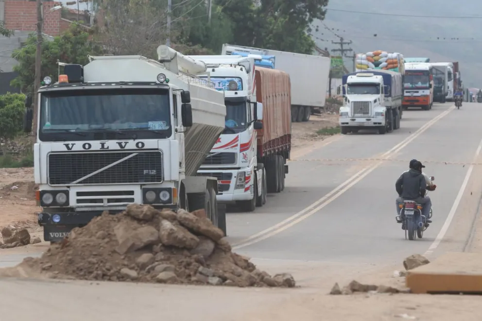 Fotografía del 30 de octubre, en donde decenas de camiones permanecen estacionados debido a un bloqueo de carreteras en Mairana, Santa Cruz. Foto: EFE