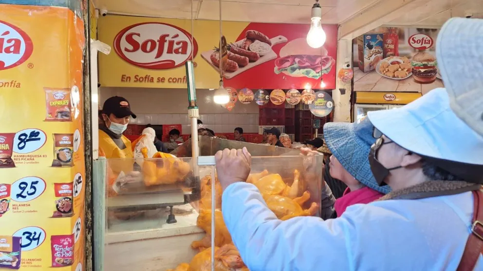 Venta de carne de pollo que arribó a un punto de distribución en la Garita de Lima. foto: M. Belmonte