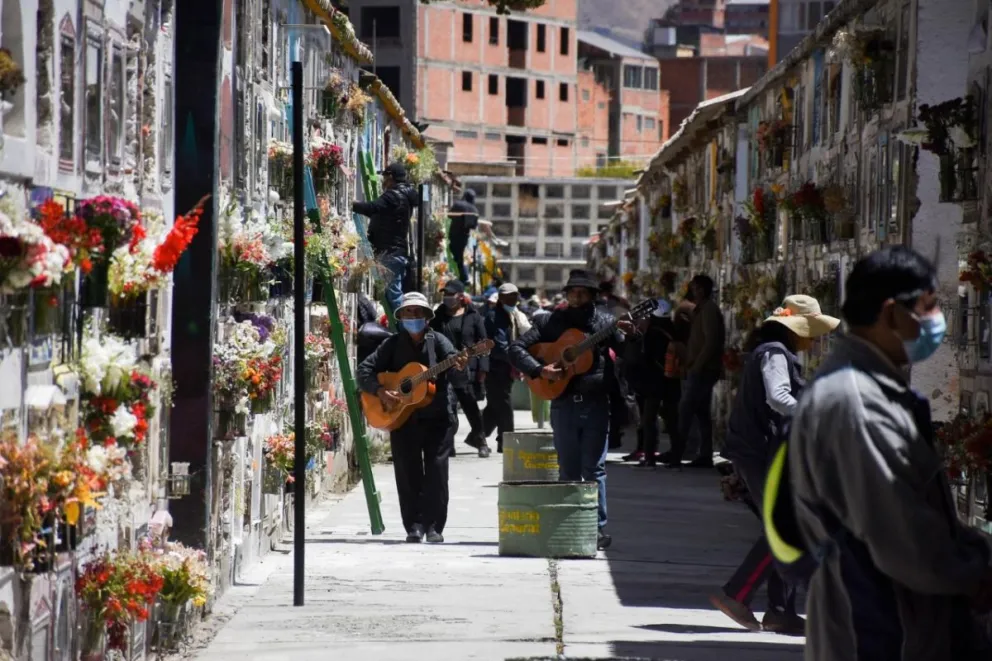 El 1 y 2 de noviembre de cada año, en Bolivia se celebra la festividad de los difuntos.  Foto: Archivo APG