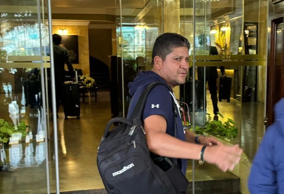 Villegas en su arribo al hotel de concentración. Foto: Sports 360.