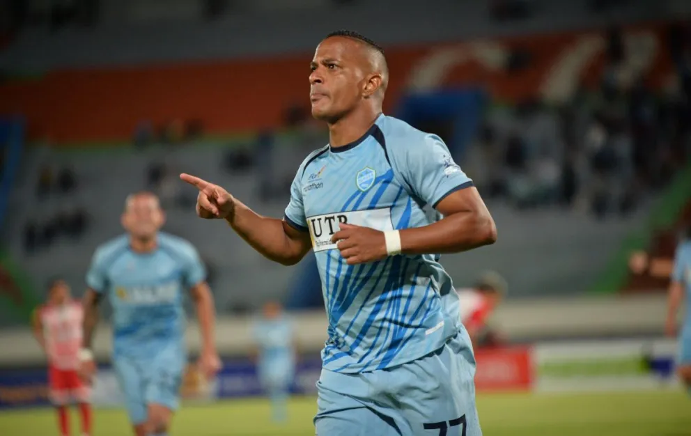 El brasileño Serginho celebra el primer gol de Aurora ante Independiente. Foto: APG