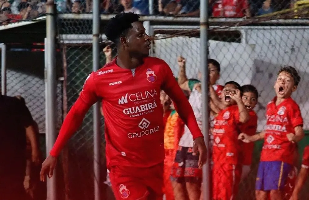 El dominicano Erick Paniagua Japa festeja el primer gol de Guabirá frente a Oriente Petrolero. Foto: club Guabirá