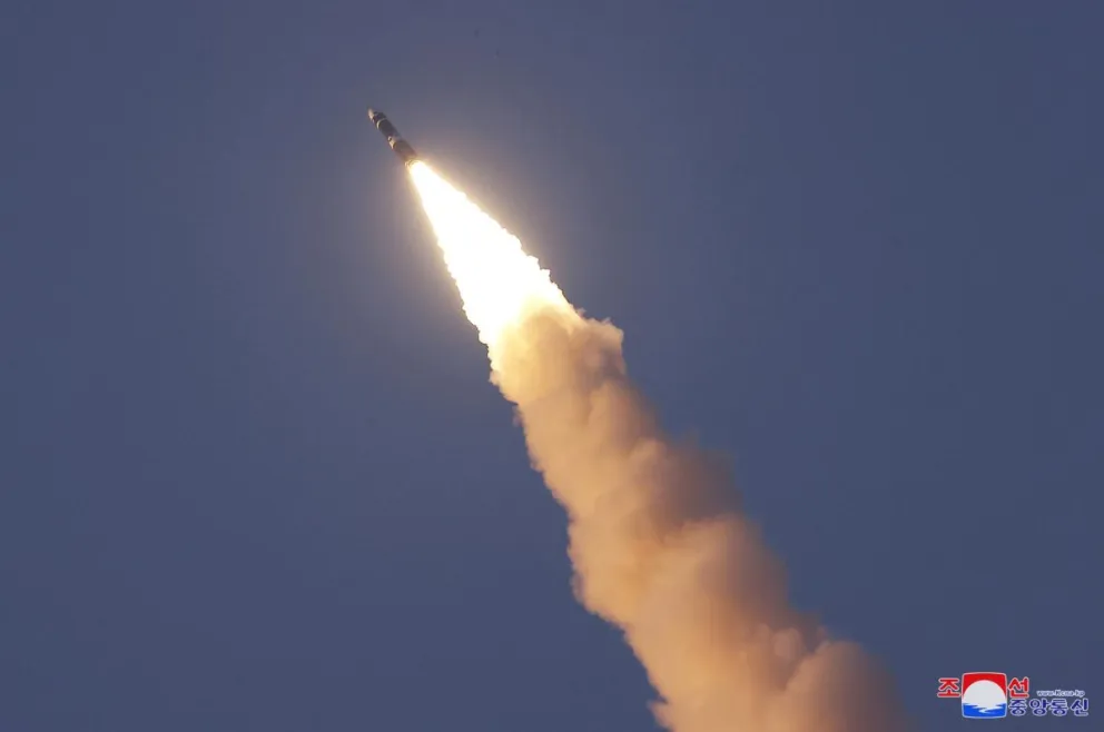 El lanzamiento del misil de prueba Hwasongpho-19, en un lugar no revelado en Corea del Norte. Foto: EFE / KCNA