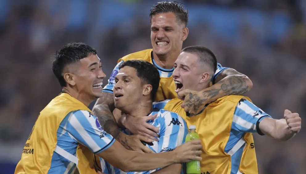 Jugadores de Racing celebran uno de los dos goles de Quintero (centro). Foto: EFE.