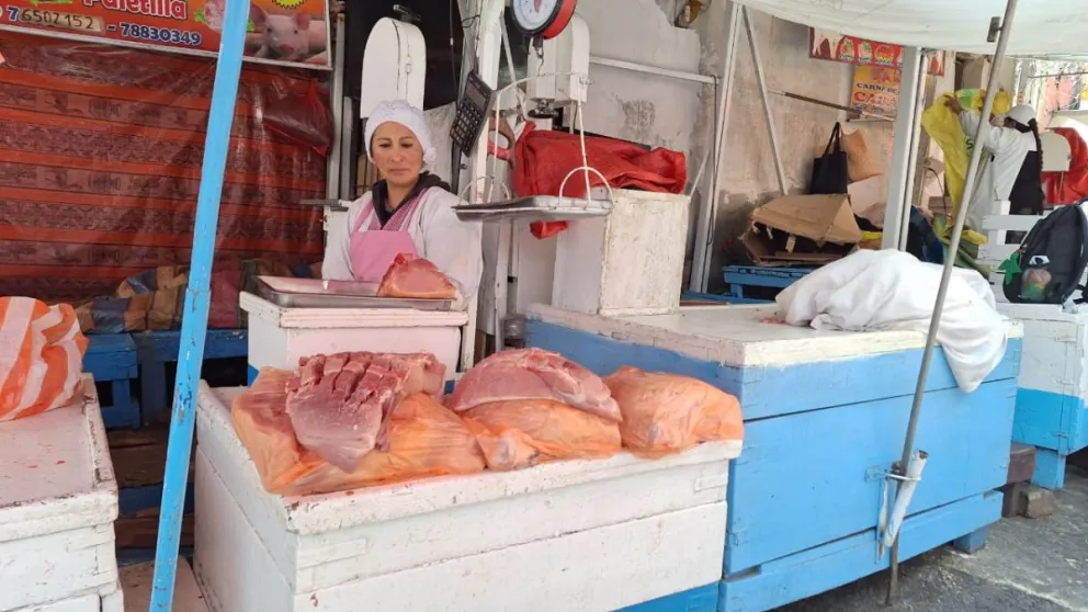 Comerciantes reciben menos cantidad de carne de cerdo, y a mayor costo. Foto: Marco Belmonte