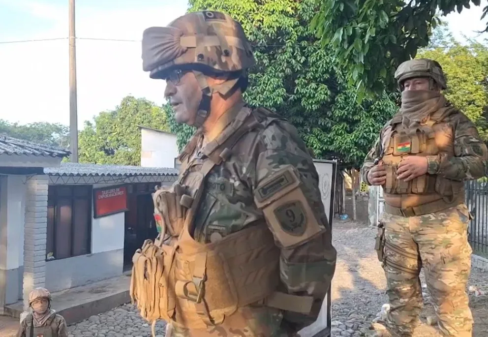Militar de la Novena División habla frente a pobladores del Trópico tras la denuncia del atentado contra Morales. . Foto: Captura de video