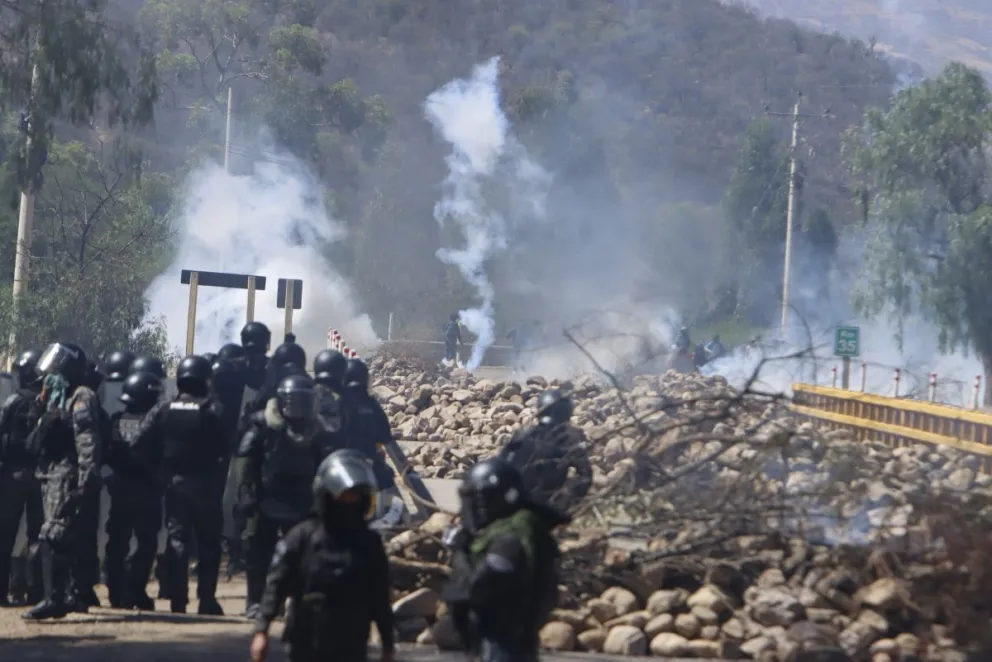 Policías utilizan gases durante el desbloqueo en Parotani, la mañana de este viernes. Foto: APG