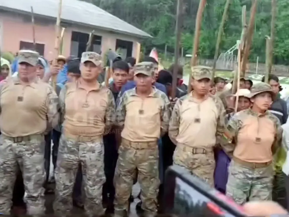 El grupo de militares que se encontraban en el recinto militar. Foto: Captura de video 