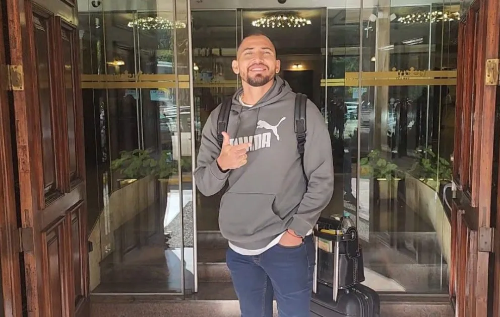 René Barbosa, jugador de Aurora, con el pulgar derecho arriba antes de ingresar a la concentración. Foto: Marcos Bonilla