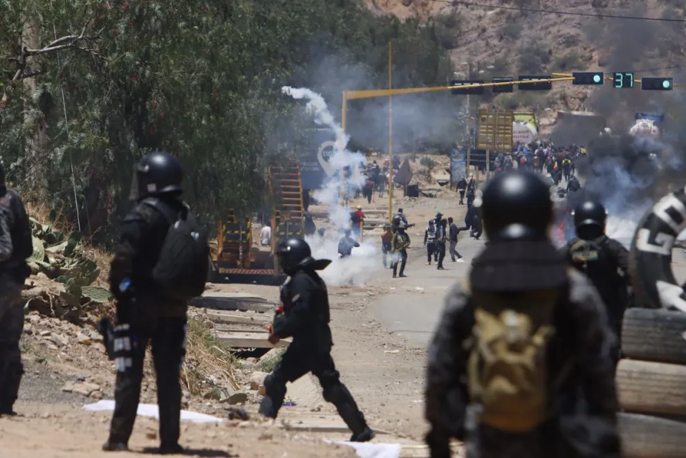 Las fuerzas del orden iniciaron el desbloqueo de Parotani esta mañana. Foto APG