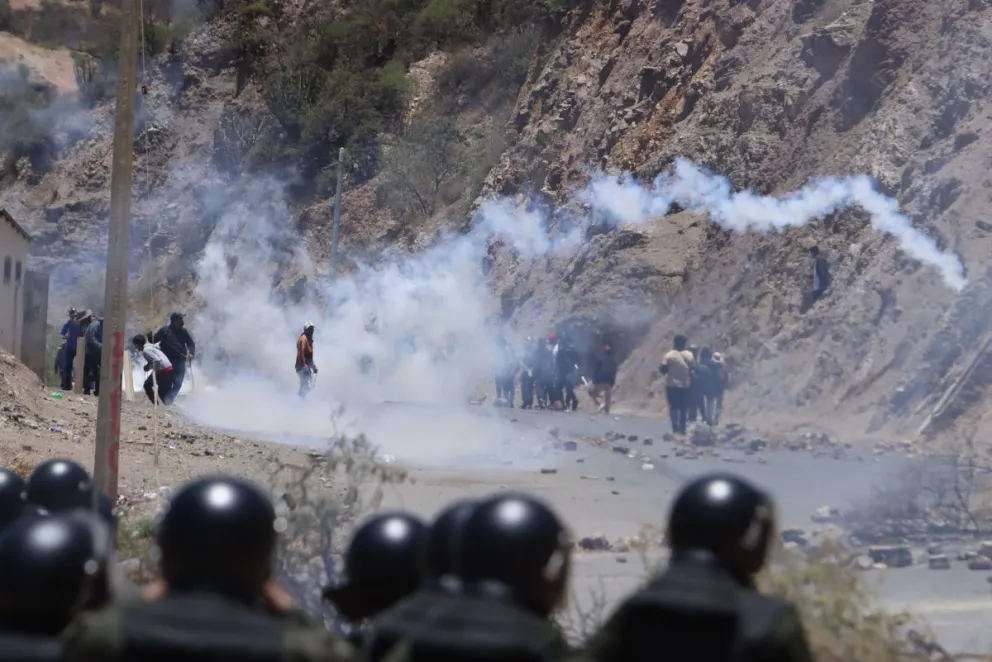 Los bloqueos, la inestabilidad económica, política y social puede elevar el riesgo país. Foto APG