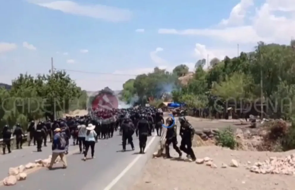 Policía intenta desbloquear una vía tomada por seguidores del expresidente Evo Morales. Foto ABI
