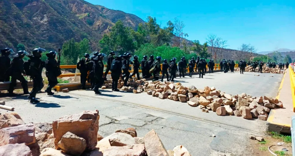 El operativo de desbloqueo en el puente de Parotani, donde se producen violentos enfrentamientos. Foto: Policía Boliviana