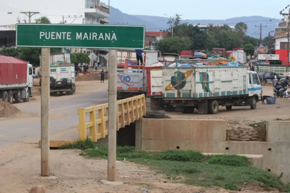 Cientos de camiones con producción de alimentos están varados por los bloqueos de carreteras. Foto APG