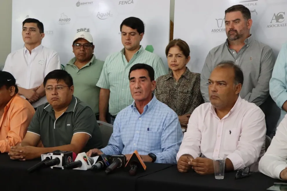 Representantes de los productores, transportistas y gremiales brindan conferencia de prensa. Foto: CAO