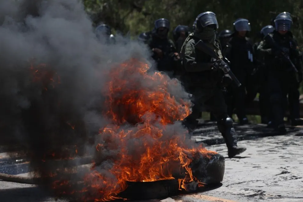 Efectivos policiales intervienen bloqueos "evistas". Foto: EFE