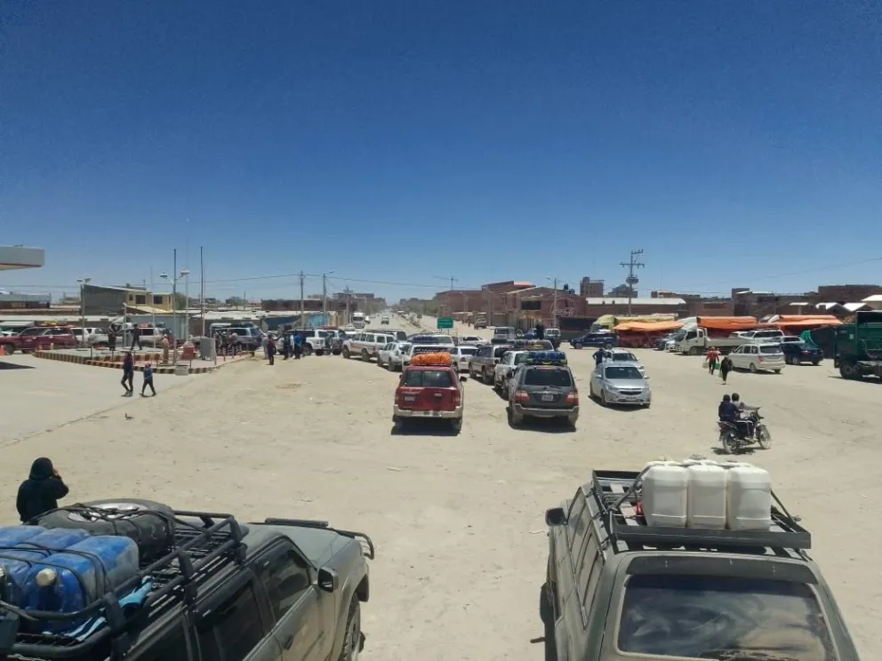 Vehículos forman largas filas en los surtidores de Uyuni.    Foto: Filemón Quispe  