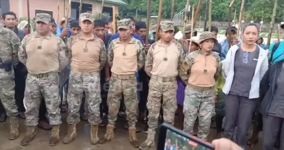 Los efectivos fueron tomados como rehenes. Foto: Captura de video