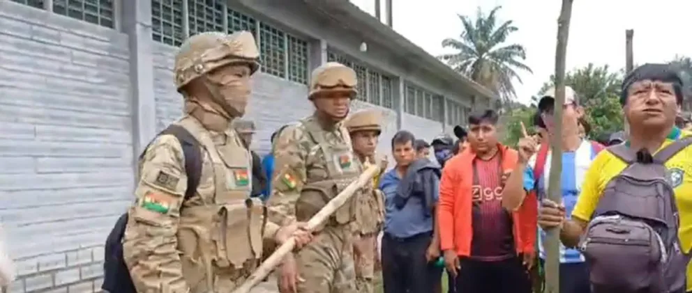 Afines al expresidente Evo Morales en un regimiento militar. Foto: Unitel
