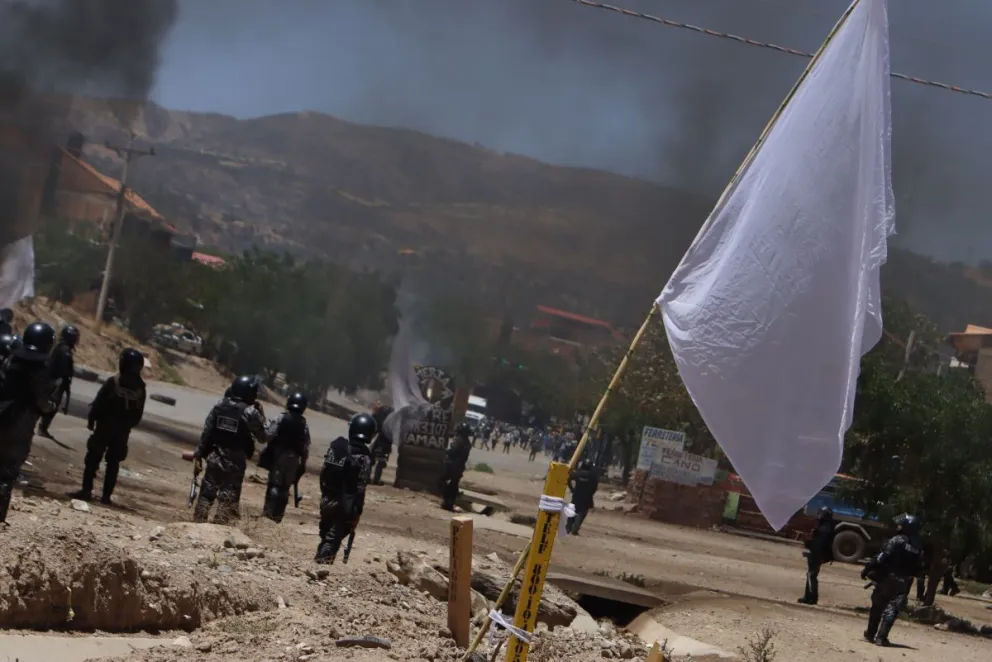 Efectivos policiales avanzan en el desbloqueo en el departamento de Cochabamba. Foto: APG