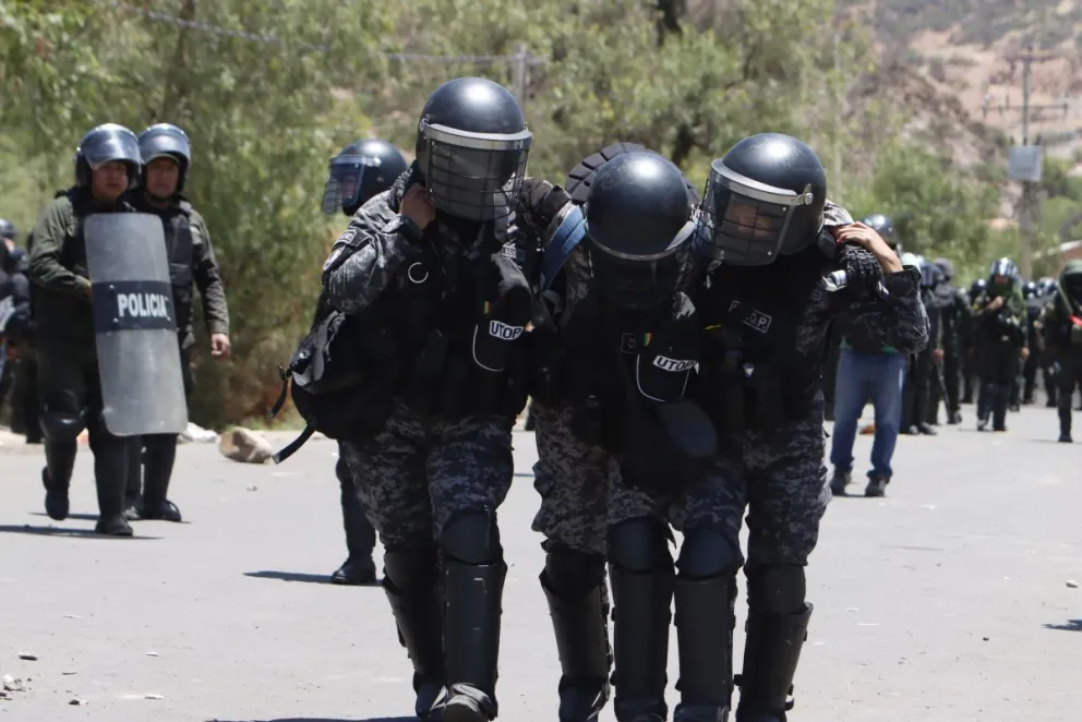 Policía herido en los enfrentamientos.  Fotos: APG
