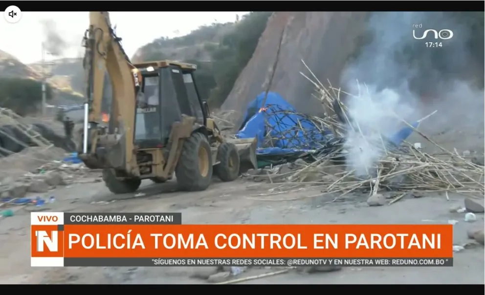 Un tractor retira los escombros. FOTO: Captura de pantalla de la Red Uno