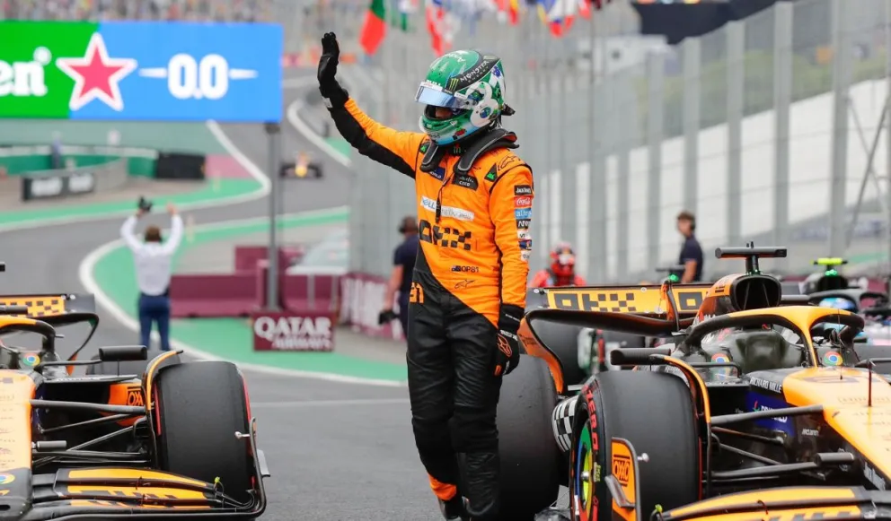 El australiano Oscar Piastri celebra tras lograr el primer puesto en la clasificación de sprint en Brasil. Foto: EFE.